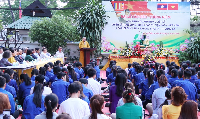 Cộng đồng người Việt Nam tại Lào tưởng niệm các anh hùng liệt sĩ hy sinh vì Tổ quốc