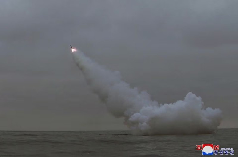 Quang cảnh chung khi Triều Tiên bắn hai tên lửa từ tàu ngầm tại một địa điểm không được tiết lộ ở Triều Tiên vào ngày 12/3/2023. Ảnh: KCNA/REUTERS
