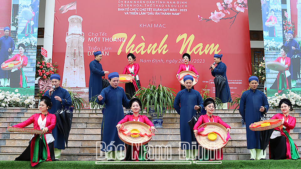 Tiết mục hát chèo của Nhà hát Nghệ thuật truyền thống tỉnh tại Triển lãm “Dấu ấn Thành Nam” Xuân 2023.