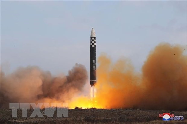 Vụ phóng tên lửa đạn đạo xuyên lục địa (ICBM) Hwasong Gun 17 của Triều Tiên ngày 18/11/2022.( Ảnh: AFP/TTXVN)
