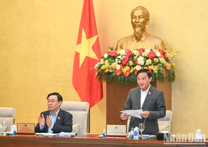 Phó Chủ tịch Quốc hội Nguyễn Khắc Định điều hành nội dung thảo luận tại phiên họp.

