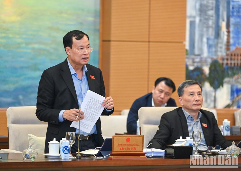 Chủ nhiệm Ủy ban Quốc phòng An ninh Lê Tấn Tới phát biểu ý kiến tại phiên họp.


