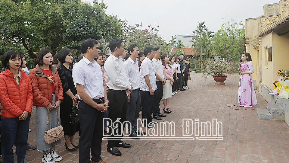Học viên lớp bồi dưỡng đảng viên mới tham quan Nhà lưu niệm đồng chí Trường Chinh xã Xuân Hồng (Xuân Trường).