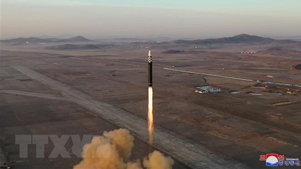 Tên lửa đạn đạo liên lục địa Hwasong-17 được Triều Tiên phóng thử tại sân bay quốc tế Bình Nhưỡng. (Ảnh: Yonhap/TTXVN)
