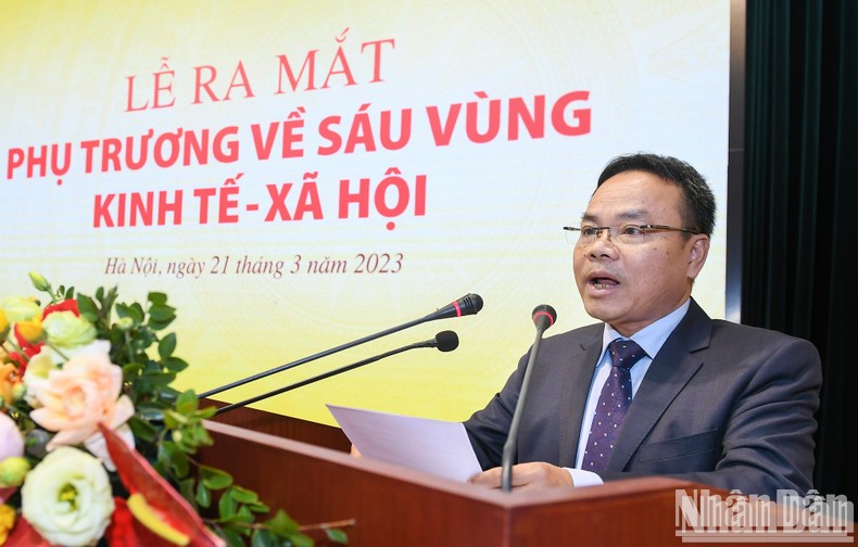 Phó Tổng Biên tập Báo Nhân Dân Đinh Như Hoan phát biểu.
