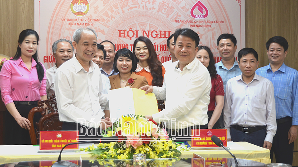 Lãnh đạo Ủy ban MTTQ Việt Nam tỉnh và Ngân hàng CSXH Chi nhánh tỉnh ký kết chương trình phối hợp.
