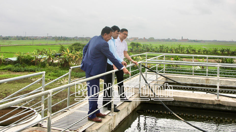 Lãnh đạo Sở Nông nghiệp và Phát triển nông thôn cùng cán bộ chuyên ngành kiểm tra công tác đảm bảo chất lượng cấp nước sinh hoạt tại Nhà máy nước Trung Đông (Trực Ninh).
