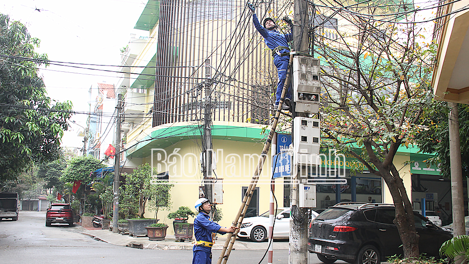 Thành phố Nam Định ra quân khắc phục "rác trên không" 