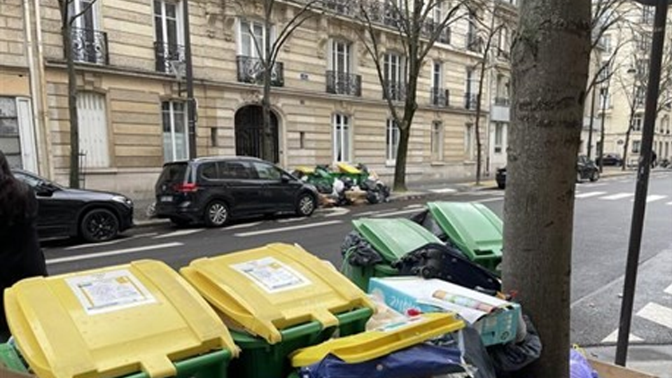 Theo thông tin từ Tòa thị chính Paris, hiện lượng rác thải ùn ứ trên các đường phố đã lên tới 9.300 tấn. (Ảnh: Thu Hà/TTXVN)
