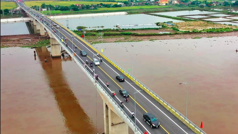 Cầu Thịnh Long nối đôi bờ sông Ninh Cơ trên địa bàn huyện Hải Hậu và huyện Nghĩa Hưng, tỉnh Nam Định. Ảnh: TA

