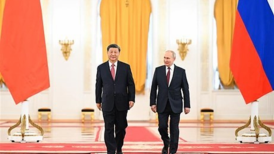 Tổng thống Nga Vladimir Putin (phải) và Chủ tịch Trung Quốc Tập Cận Bình tại lễ đón ở Moskva, ngày 21/3/2023. (Ảnh: THX/TTXVN)
