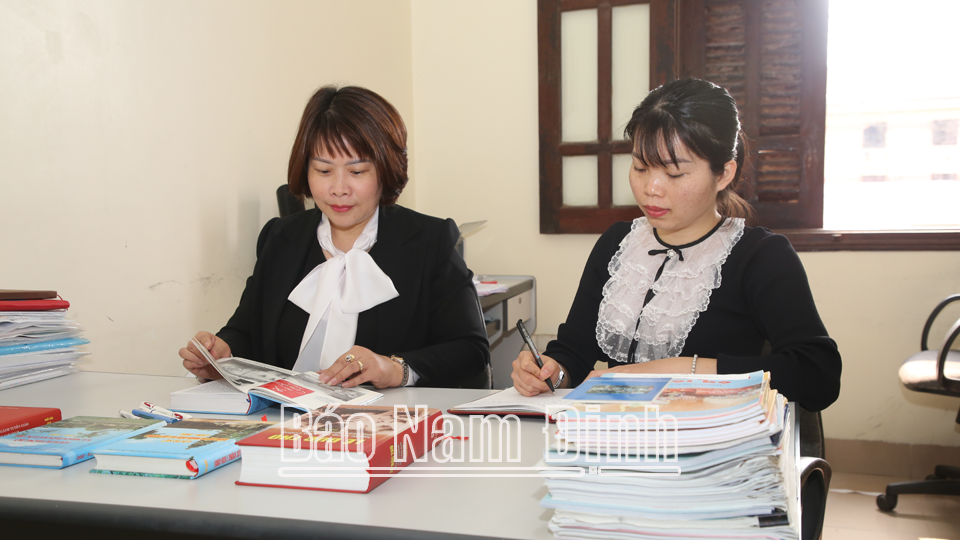 Cán bộ Ban Tuyên giáo Thành ủy Nam Định nghiên cứu, sưu tầm, khai thác, bổ sung tư liệu lịch sử Đảng bộ thành phố.