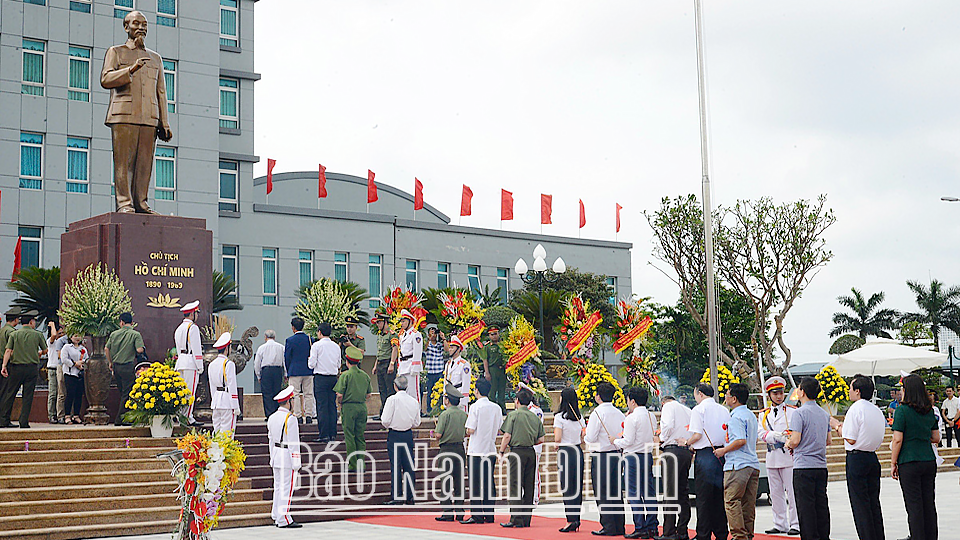 Cán bộ, nhân dân, lực lượng vũ trang Nam Định tổ chức dâng hương, dâng hoa trước Tượng đài Chủ tịch Hồ Chí Minh trong khuôn viên Công an tỉnh.
            Ảnh: Xuân Thu