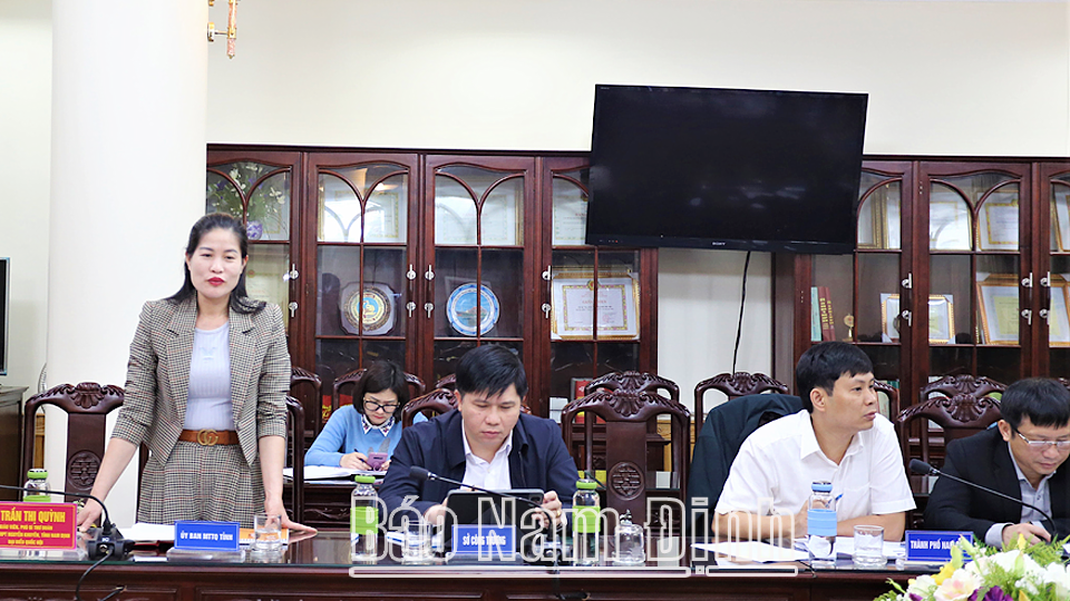 Đại biểu đại diện Mặt trận Tổ quốc tỉnh tham gia ý kiến góp ý vào dự án Luật Phòng thủ dân sự.