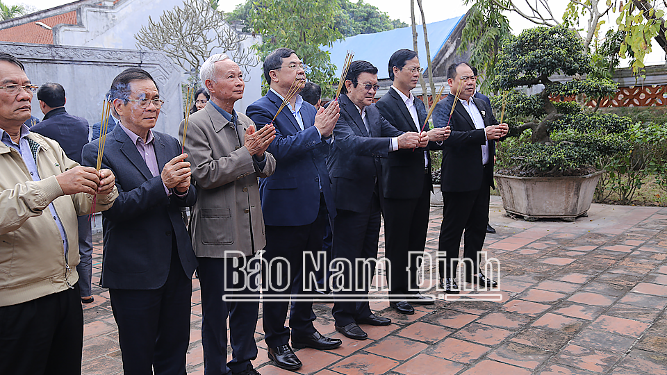 Các đồng chí: Trương Tấn Sang, nguyên Ủy viên Bộ Chính trị, nguyên Chủ tịch nước; Phạm Gia Túc, Ủy viên BCH Trung ương Đảng, Bí thư Tỉnh ủy dâng hương tại Khu tưởng niệm đồng chí Lê Đức Thọ, xã Nam Vân (thành phố Nam Định).