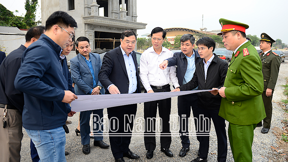 Đồng chí Bí thư Tỉnh ủy Phạm Gia Túc và lãnh đạo thành phố Nam Định kiểm tra công trình đường gom trên Quốc lộ 10.