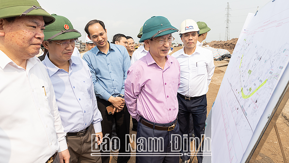 Đồng chí Chủ tịch UBND tỉnh kiểm tra tiến độ dự án đầu tư xây dựng tuyến đường bộ mới Nam Định - Lạc Quần - Đường bộ ven biển