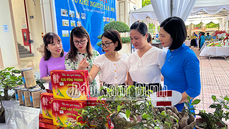 Gian hàng giới thiệu sản phẩm nông nghiệp sạch của hội viên phụ nữ trưng bày trong “Ngày phụ nữ khởi nghiệp” năm 2022