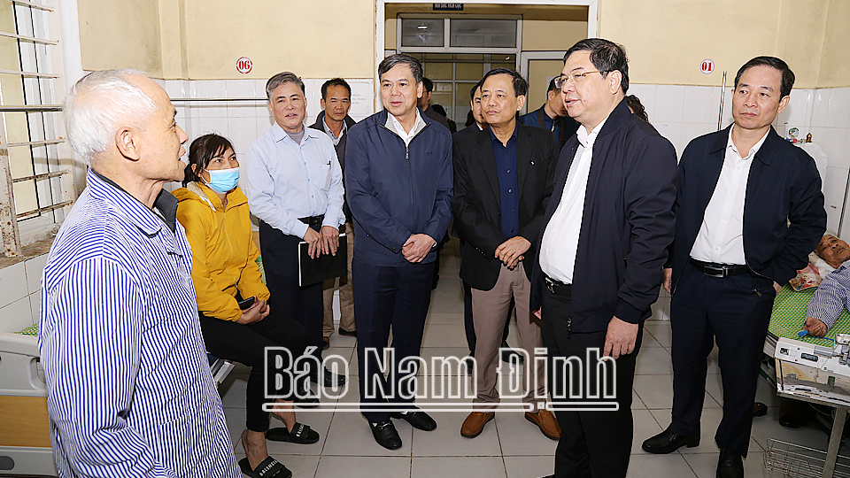 Đồng chí Bí thư Tỉnh ủy Phạm Gia Túc và đồng chí Phó Chủ tịch UBND tỉnh Trần Lê Đoài thăm hỏi bệnh nhân tại Trung tâm Y tế huyện Vụ Bản.