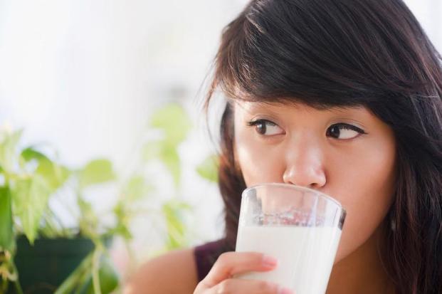 Sữa là nguồn cung cấp canxi và phốt pho mạnh mẽ, sữa là sự lựa chọn tuyệt vời để giúp răng và xương chắc khỏe.