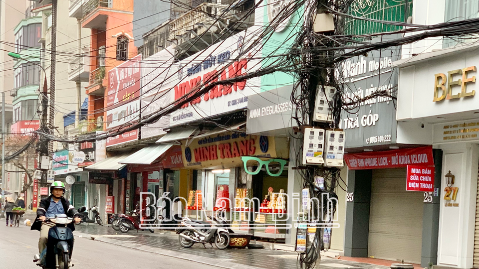 Hệ thống dây điện, cáp viễn thông chằng chéo ảnh hưởng đến mỹ quan đô thị tại tuyến đường Lê Hồng Phong, thành phố Nam Định.