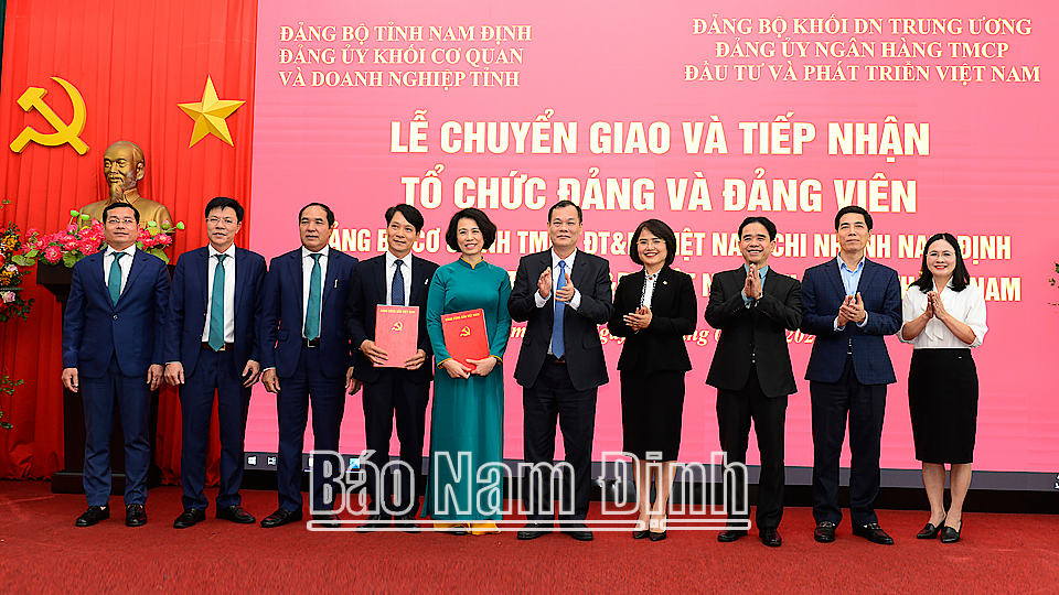 Đồng chí Phó Bí thư Thường Trực Tỉnh ủy Lê Quốc Chỉnh và các đồng chí lãnh đạo chụp ảnh tại lễ chuyển giao.