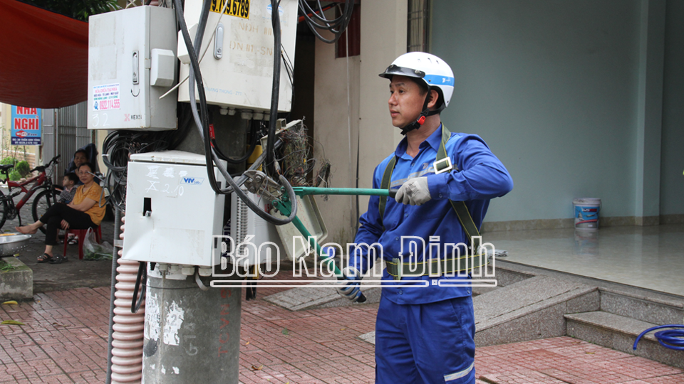 Nhân viên VNPT thu dọn, thanh thải cáp viễn thông tại Khu đô thị Hòa Vượng, thành phố Nam Định.