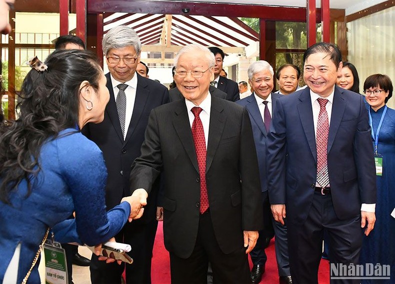 Tổng Bí thư Nguyễn Phú Trọng với các đại biểu dự Lễ kỷ niệm.