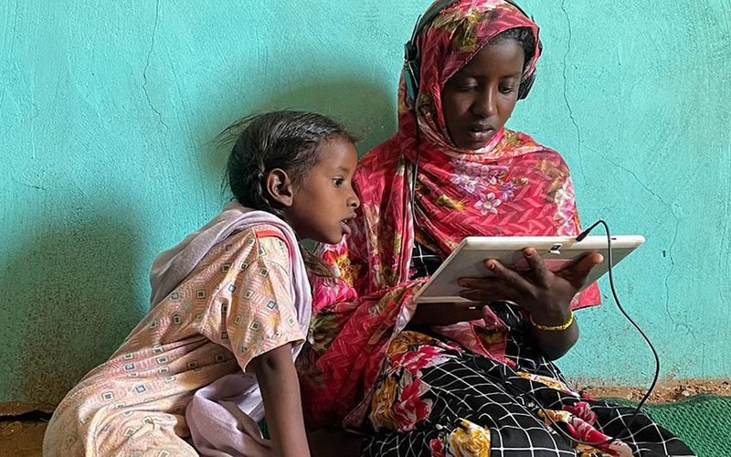 Trẻ em Sudan tiếp cận công nghệ nhờ sử dụng năng lượng mặt trời. 
Ảnh: UNICEF