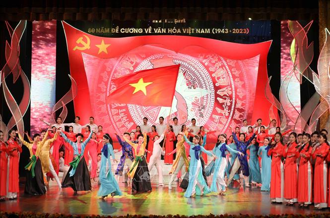 Màn nghệ thuật chào mừng Huyền thoại Việt Nam bay lên biểu diễn bởi hợp ca và đoàn múa Nhà hát Nghệ thuật Đương đại Việt Nam. Ảnh: Thanh Tùng/TTXVN