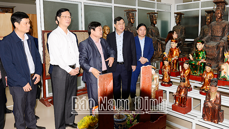 Đồng chí Bí thư Tỉnh ủy Phạm Gia Túc và lãnh đạo thành phố Nam Định, Sở Văn hóa, Thể thao và Du lịch kiểm tra hiện vật trưng bày tại Bảo tàng tỉnh.