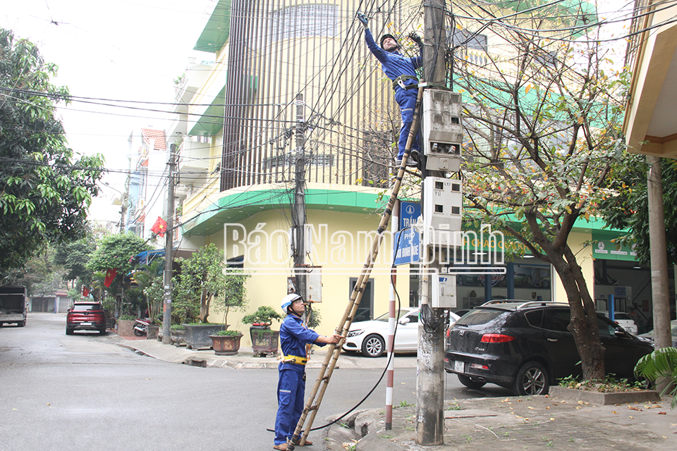 Nhân viên VNPT thu dọn, thanh thải cáp viễn thông tại Khu đô thị Hòa Vượng, thành phố Nam Định.
