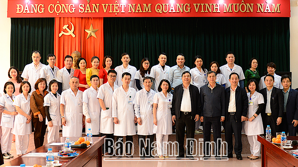 Đồng chí Bí thư Tỉnh ủy Phạm Gia Túc và đồng chí Phó Chủ tịch UBND tỉnh Trần Lê Đoài chụp ảnh với cán bộ y tế tại Bệnh viện Phụ sản tỉnh.