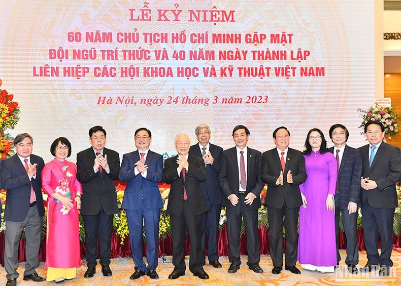 Tổng Bí thư Nguyễn Phú Trọng với các đại biểu dự Lễ kỷ niệm. 