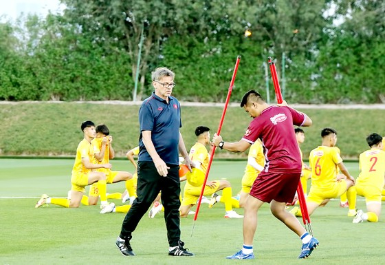 HLV Troussier cùng các học trò trên sân tập chuẩn bị cho trận đấu với U23 Kyrgyzstan.
Ảnh: THANH QUỐC