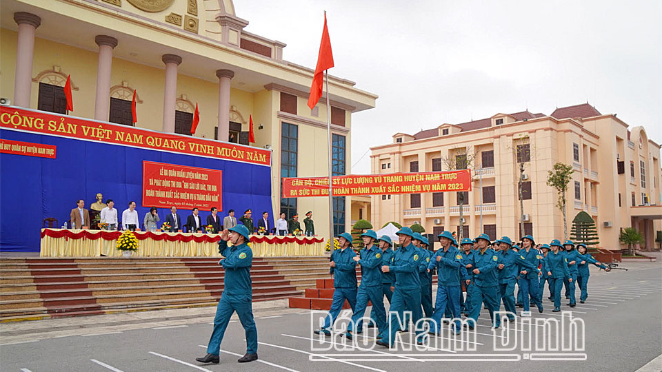 Các lực lượng vũ trang huyện Nam Trang diễu hành, duyệt đội ngũ tại lễ ra quân huấn luyện.