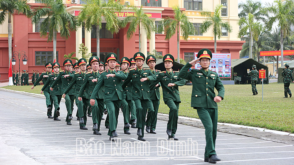 Cán bộ, chiến sĩ Bộ Chỉ huy Quân sự tỉnh diễu hành duyệt đội ngũ tại lễ ra quân huấn luyện năm 2023.