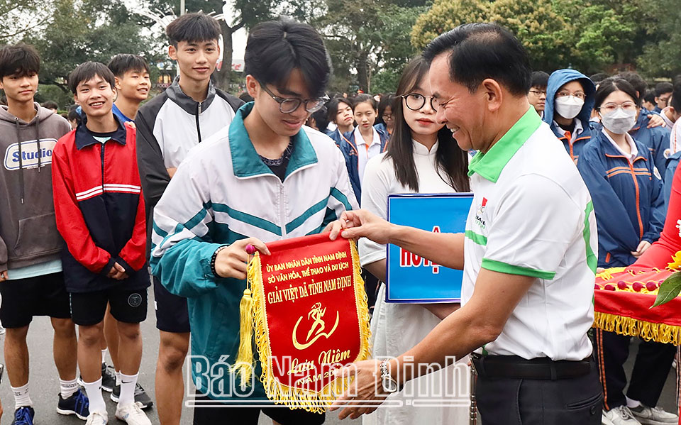 Đồng chí Nguyễn Phùng Hoan, Ủy viên Ban TVTU, Phó Chủ tịch Thường trực HĐND tỉnh tặng cờ lưu niệm cho các đoàn VĐV tham dự giải