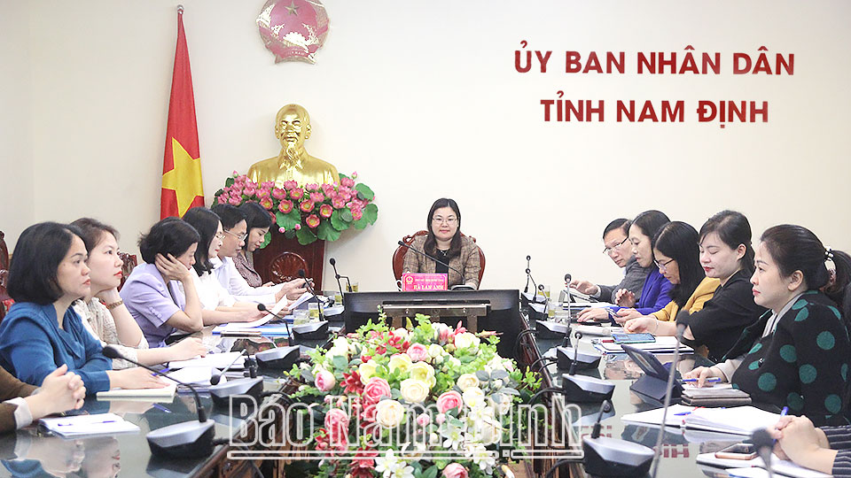 Đồng chí Hà Lan Anh, TUV, Phó Chủ tịch UBND tỉnh, Trưởng Ban Vì sự tiến bộ phụ nữ tỉnh và các đại biểu tham dự toạ đàm tại điểm cầu tỉnh Nam Định.