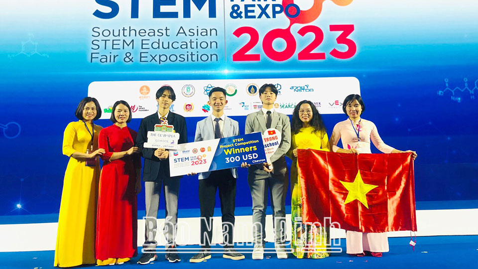 Đại diện Ban Giáo dục SEAMEO RETRAC Việt Nam cùng giáo viên và học sinh Nam Định đoạt giải.