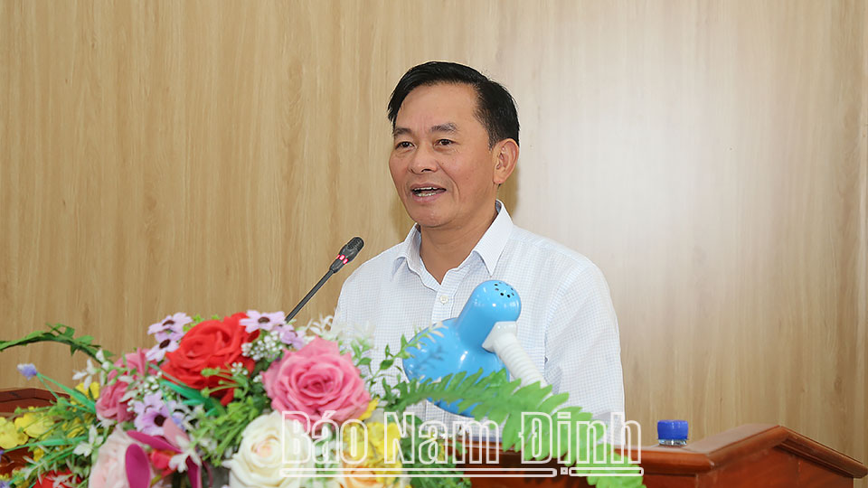 Đồng chí Nguyễn Phùng Hoan, Ủy viên Ban TVTU, Phó Chủ tịch Thường trực HĐND tỉnh phát biểu tại hội nghị.
