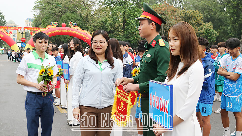 Đồng chí Nguyễn Phùng Hoan, Ủy viên Ban TVTU, Phó Chủ tịch Thường trực HĐND tỉnh tặng cờ lưu niệm cho các đoàn VĐV tham dự giải