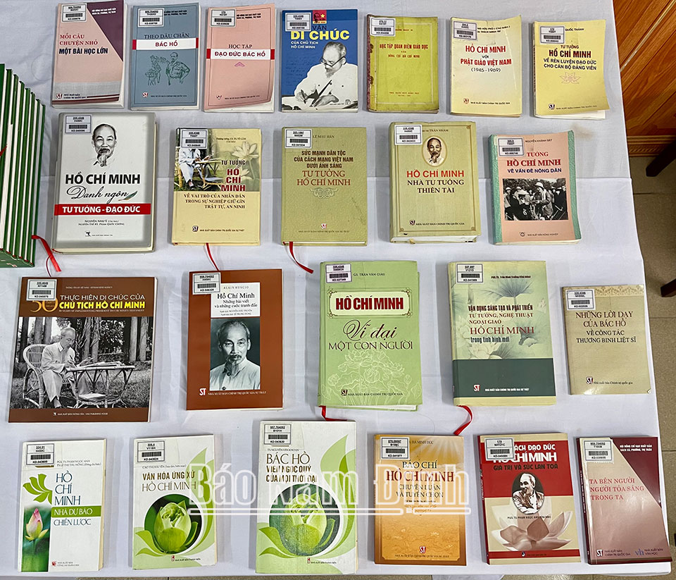 Một số đầu sách viết về Bác Hồ tại Thư viện tỉnh.