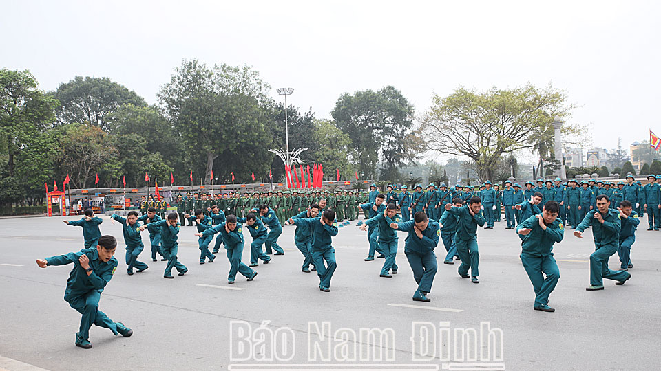 Biểu diễn võ thuật tại lễ ra quân.