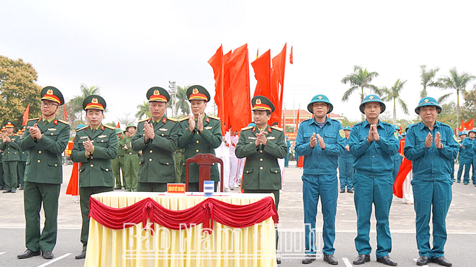 Các cơ quan, đơn vị lực lượng vũ trang huyện Nam Trực ký kết giao ước thi đua. 