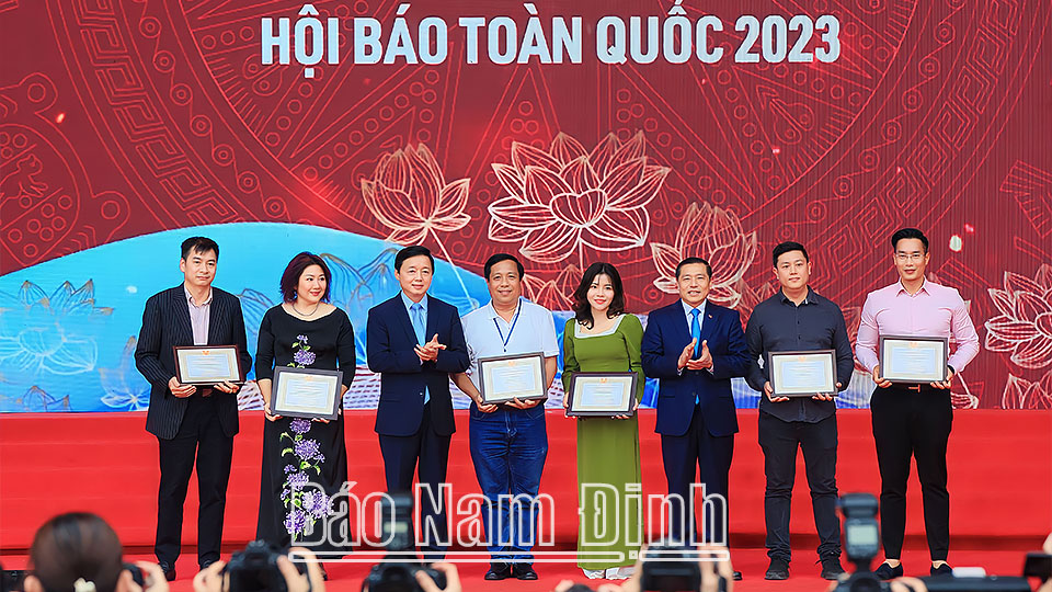 Phó Thủ tướng Chính phủ Trần Hồng Hà trao giải A bìa Báo Tết ấn tượng cho các cơ quan báo chí đạt giải. 
