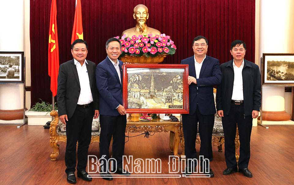 Đồng chí Phạm Gia Túc, Ủy viên BCH Trung ương Đảng, Bí thư Tỉnh ủy tặng lãnh đạo Tập đoàn VNPT bức tranh Tháp Phổ Minh- biểu tượng lịch sử-văn hóa của quê hương Nam Định. 