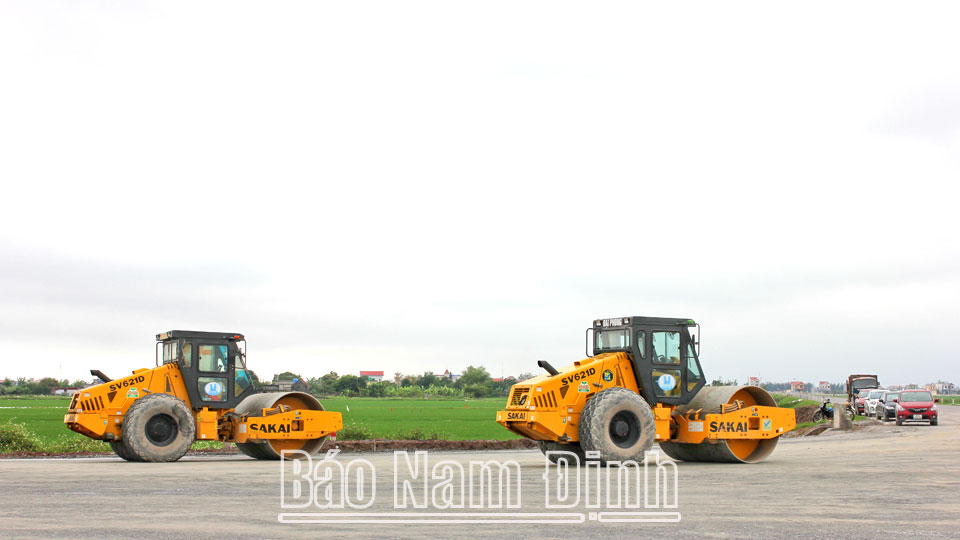 Thi công dự án xây dựng tuyến đường bộ ven biển đoạn qua tỉnh Nam Định trên địa bàn huyện Giao Thuỷ.