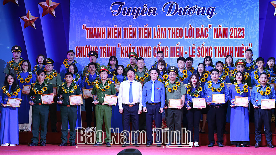 Đồng chí Trần Minh Thắng, Ủy viên Ban TVTU, Trưởng Ban Dân vận Tỉnh ủy và lãnh đạo Tỉnh Đoàn trao tặng Giấy chứng nhận tuyên dương 40 thanh niên tiên tiến làm theo lời Bác năm 2023 trên các lĩnh vực.