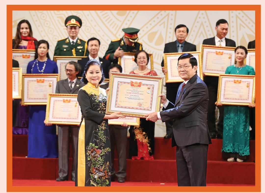 Năm 2015, NSNS Kim Liên vinh dự được Chủ tịch nước Trương Tấn Sang trao tặng danh hiệu “Nghệ sĩ Nhân dân”.